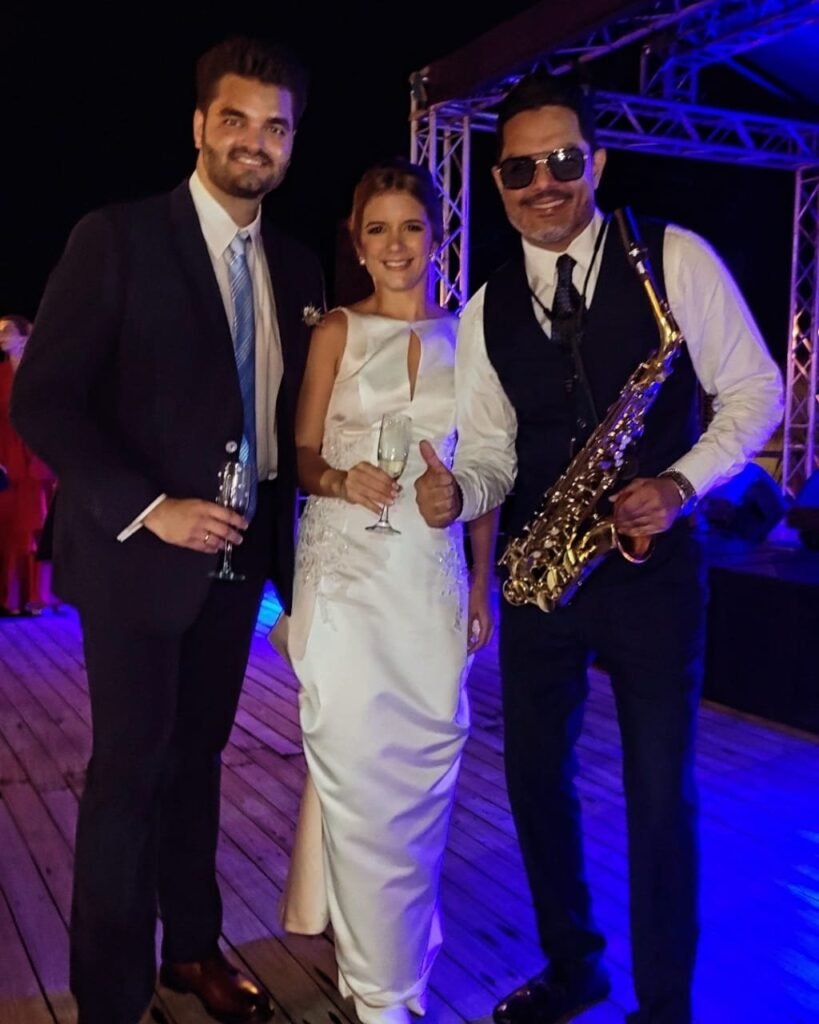 Eventos con saxofón en playa Música ambiente para restaurantes Saxofonista para cenas románticas